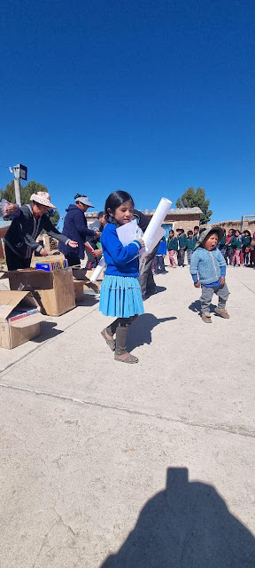 Die Schüler der Bildungseinheiten Cutañiso, Huayllajara, Callamosyani, Hornoni und Bandurani in den Bergen Boliviens haben Schulmaterial erhalten. Bis Freitag, den 02.06.2023 haben somit im Mai weitere 600 Schüler Unterstützung bekommen. Wir danken allen unseren Spendern, denn dank Ihnen erhalten die Kinder in diesen schwierigen Zeiten Hilfe. Ein herzliches Dankeschön.