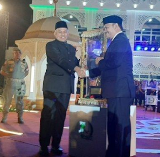 Aceh Besar menerima trofi berputar ditambah dana 50 juta dan satu sepeda motor N-MAX (sepmor). Caravan di Aceh Besar 76.