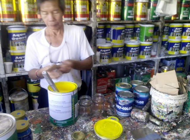 The paint hardware attendant mixing the color I want