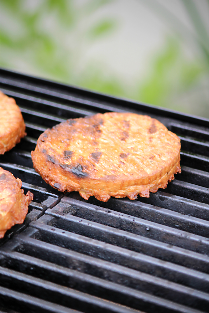 Vegane Hamburger-Patties aus Seitan (Weizenprotein) Vegetarisch und vegan grillen mit den Köstlichkeiten aus der Vegithek von EDEKA  | Arthurs Tochter kocht. von Astrid Paul