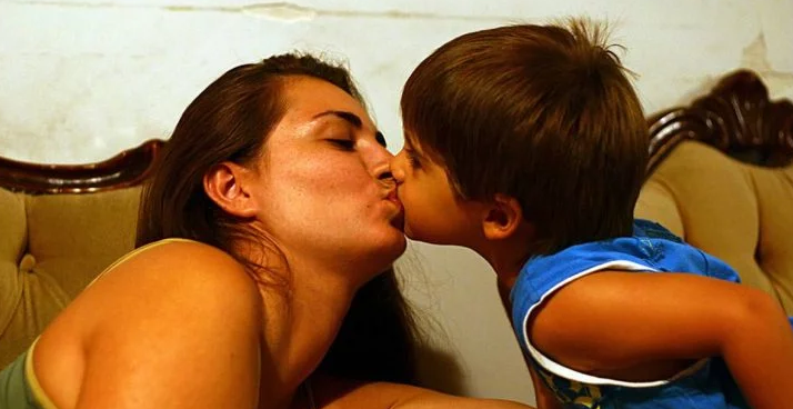 Bad News For Parents Who Kiss Their Children On The Mouth