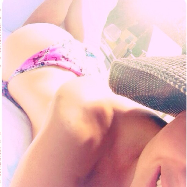 Thalía presume su cuerpo en Twitter tomando el sol y dejando al descubierto parte de su lindo trasero