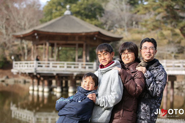 奈良公園で家族の記念撮影