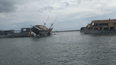 Akibat Hantaman Ombak Kapal Perahu Pinisi Mengalami Kerusakan Di Bonto Bahari Bulukumba.