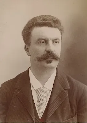 Retrato de Guy de Maupassant, escritor francés del siglo XIX, autor de cuentos realistas.
