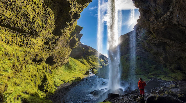 Từ “quái vật” mạnh mẽ và rộng lớn Dettifoss, Gullfoss hay Godafoss cho đến những "dải lụa" cao và hẹp như Glymur, Háifoss và Hengifoss, Iceland còn có các thác nước cổ điển kiểu hình chữ nhật Skogafoss, hình thang độc đáo Dynjandi hay các dòng thác mang dáng vẻ nghệ thuật như Svartifoss… Sau đây là một số thác nước nổi bật và đẹp nhất trong số 10.000 thác ở đảo quốc châu Âu này