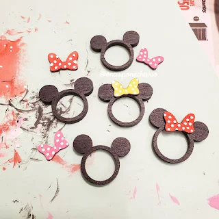 Paint the wooden Minnie ring using acrylic paint