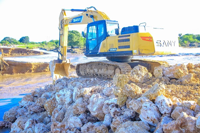 KAZI YA UREJESHAJI WA MIUNDOMBINU YA BARABARA LINDI-DAR IKIENDELEA