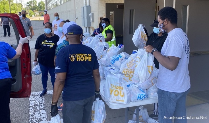 Voluntarios cristianos distribuyendo alimentos