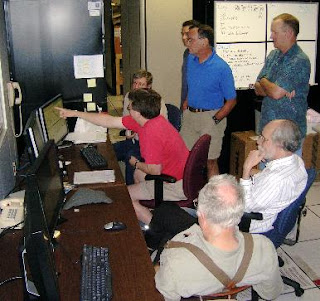 El equipo de NRAO ante el exitoso display de las primeras pruebas