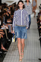 Дънкови бермуди и раирана блуза на Tommy Hilfiger