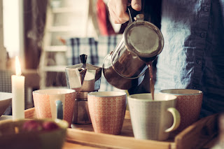 Vertiendo café en tazas de porcelana