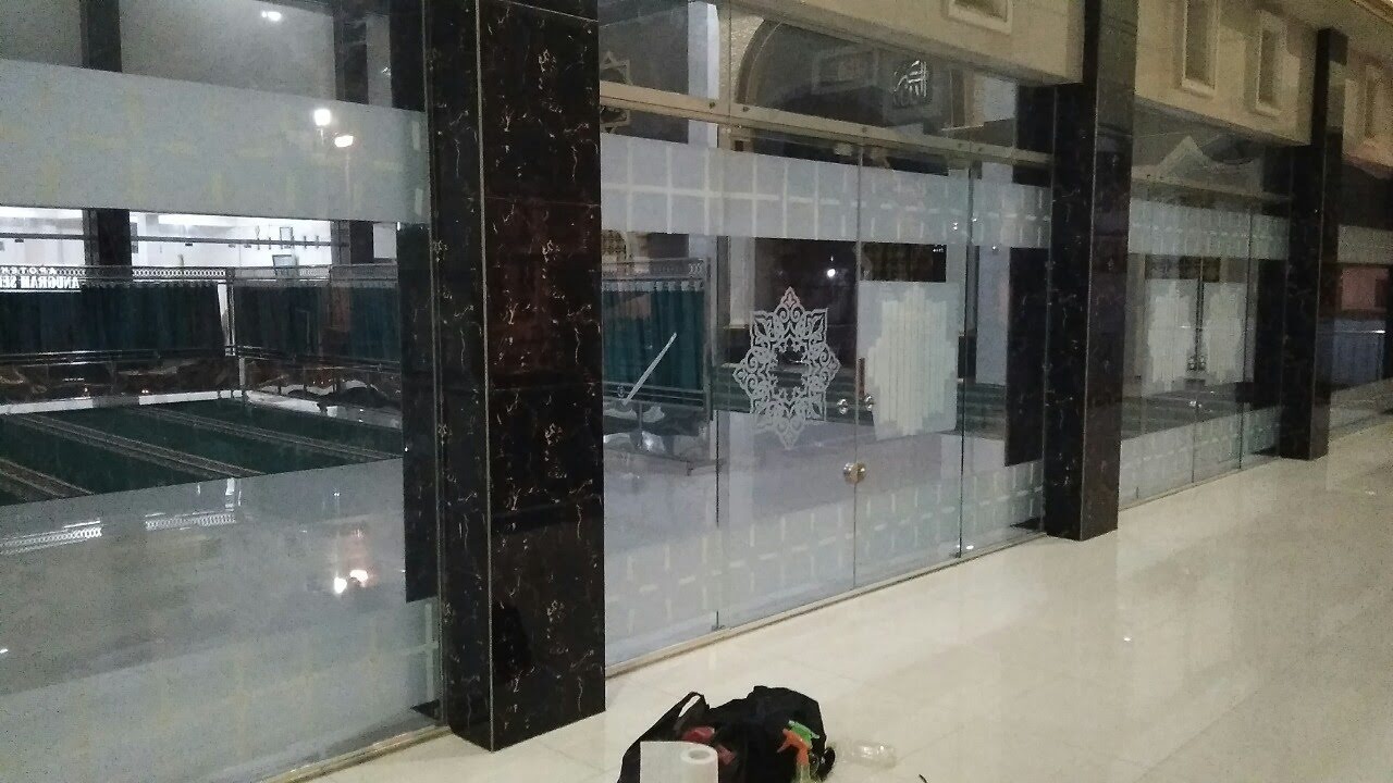 PASANG STIKER  KACA  SANDBLAST HITAM PINTU JENDELA KANTOR 