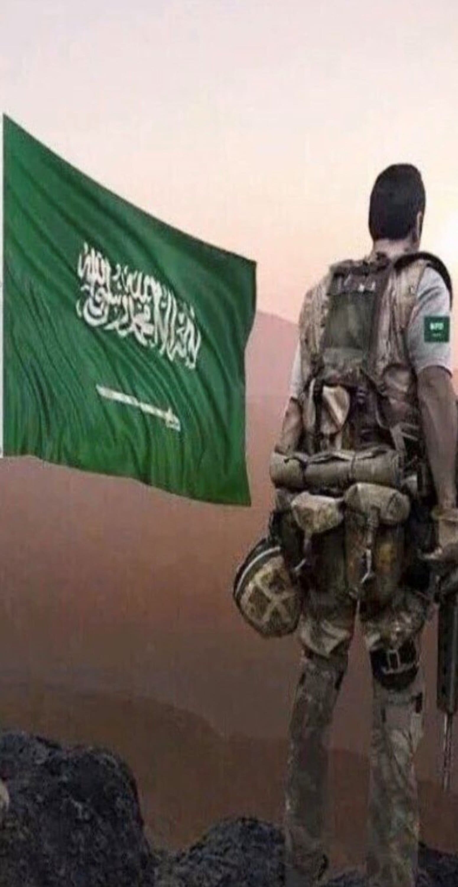 خلفية عسكري سعودي بجانب العلم