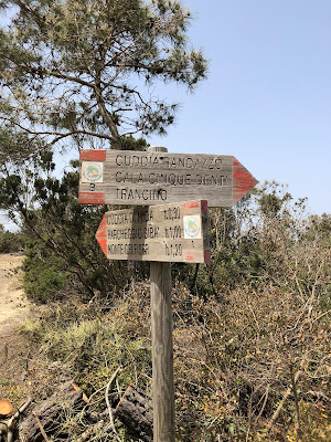 Signage on the trail to the top of Montagna Grande.