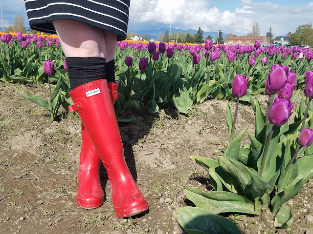 Red Hunter boots outfit ideas