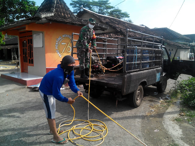 Kodim Karanganyar - Guna Memutus Penyebaran Virus Corona, Babinsa Gedong Ajak Warga Giat Penyemprotan Desinfektan Mandiri Di Lingkungan