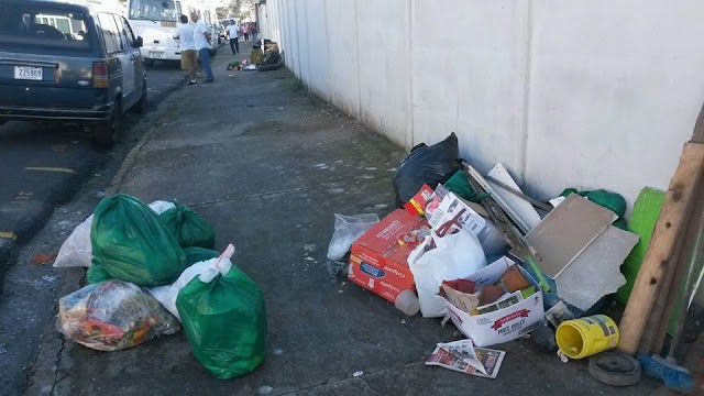 Basura invade las aceras en los alrededores de la Escuela America