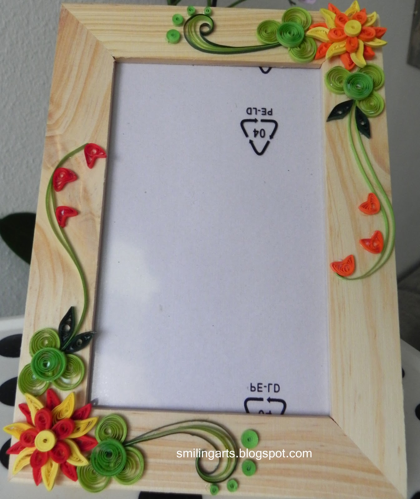 Smilingarts: Frame with quilled design - Frame with quilled design