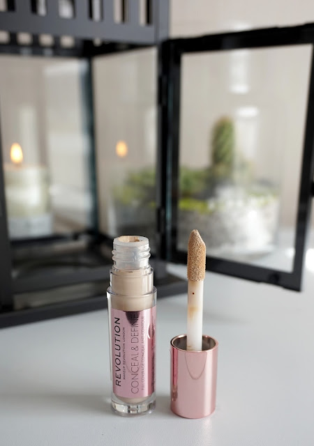 Revue Anticerne Conceal and Define Makeup Revolution