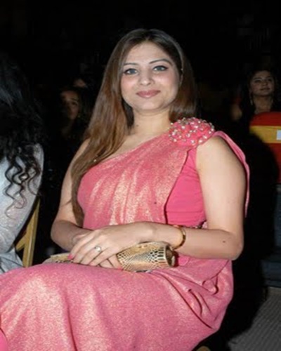 Tamil Girl Gowri Munja pink saree pics