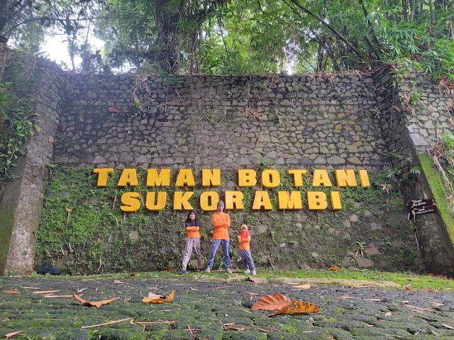 Terjebak Hujan di Taman Botani Sukorambi Jember