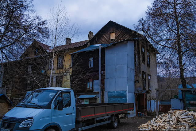 Газель у старого дома и груда дров