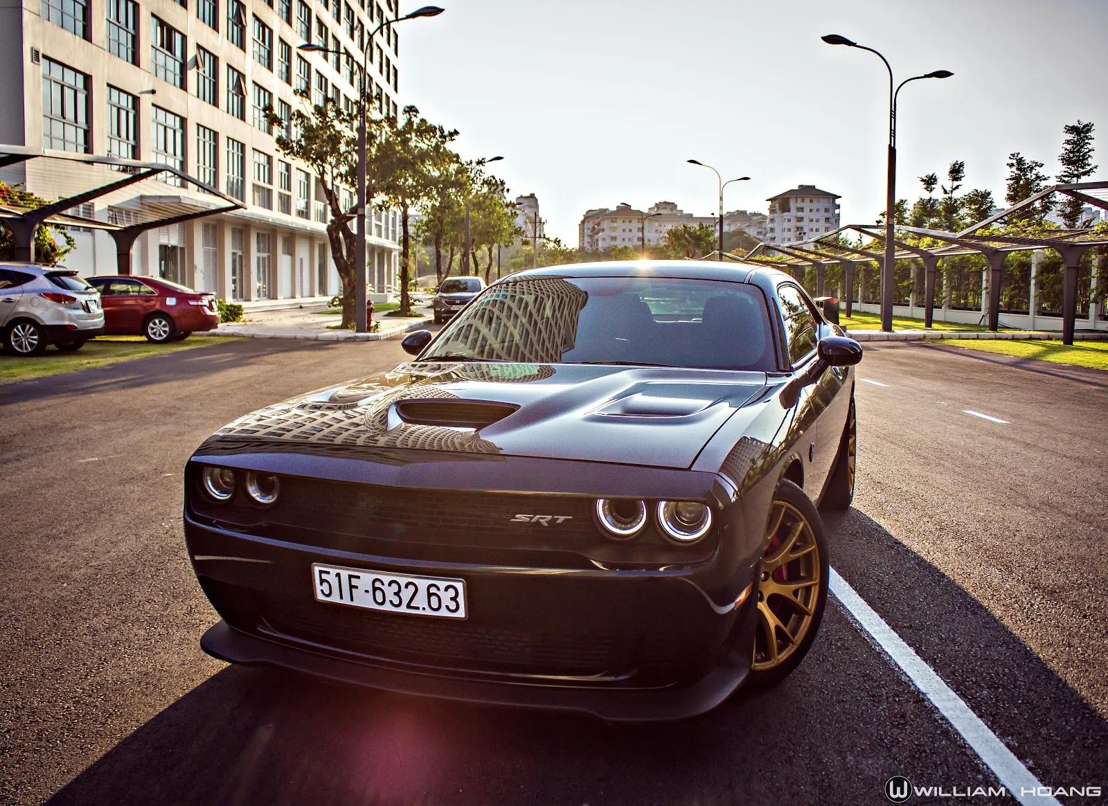 Dodge Challenger SRT Hellcat bị bao vây bởi quá nhiều người hâm mộ trên phố