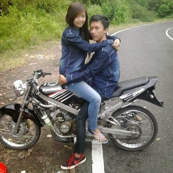 Foto Cewek Cantik Pacaran Berpelukan Mesra Di Atas Motor 