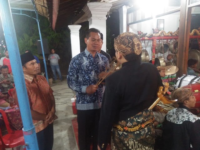 BERSIH DUSUN DUKUH GODEGAN DESA WIRUN GELAR WAYANG KULIT DARI STSI