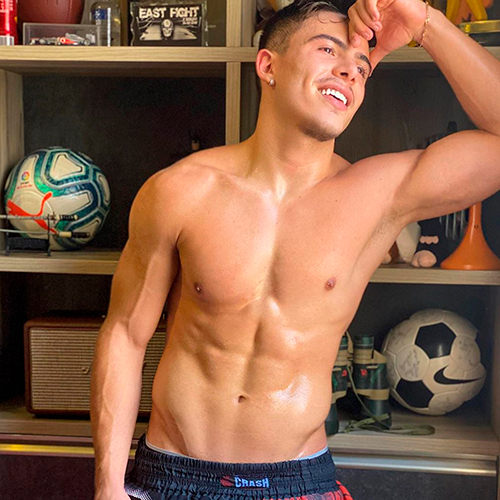 Thomaz Costa suado e sem camisa