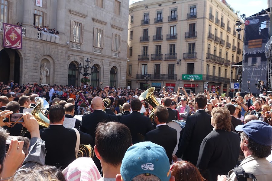 メルセ祭　ワシとバルセロナ市の巨人人形のダンス （Balls de l’Àliga i dels Gegants de la Ciutat）