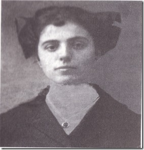 3 ) Oυρανία  Ηλιοπούλου γεν.1901 Σμ.ύρνη Μ.Ασίας , από 1930  ήταν  δασκάλα  στο  Κροκύλειο.6-9-47 δολοφονήθηκε  απ'ο  αντάρτες γιατί  αντιδρούσε  στο  παιδομάζωμα