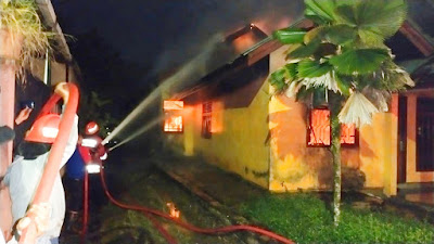Satu Unit Rumah Ludes Terbakar Di Kumantan Bangkinang Kota Tadi Malam