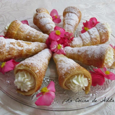Conos de hojaldre, rellenos de nata