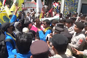 Demo di Tuban Ricuh, Mahasiswa Dibanting hingga Dipukuli Polisi