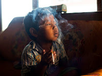 Kanak-kanak di Indonesia Selamba Aje Nak Hisap Rokok Kretek