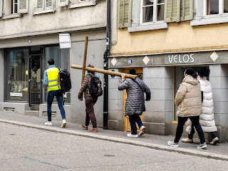 Am Kreuzweg der Gegenwart von Karfreitag 2023 wurde das Kreuz zu Brennpunkten der Stadt St. Gallen getragen.