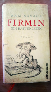 Traurige Ratte vor Buch