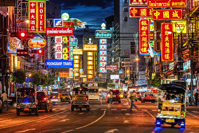 Bangkok là nơi có một trong những khu phố Tàu sôi động nhất thế giới. Đường Yaowarat có các tour du lịch ẩm thực đêm. Bạn hãy hòa vào đám đông và mặc màu đỏ để tham gia bữa tiệc sôi động này. Vào Tết Nguyên Đán, những ngôi nhà và cửa hàng dọc đường được trang trí bằng những chiếc đèn lồng đỏ rực rỡ. 