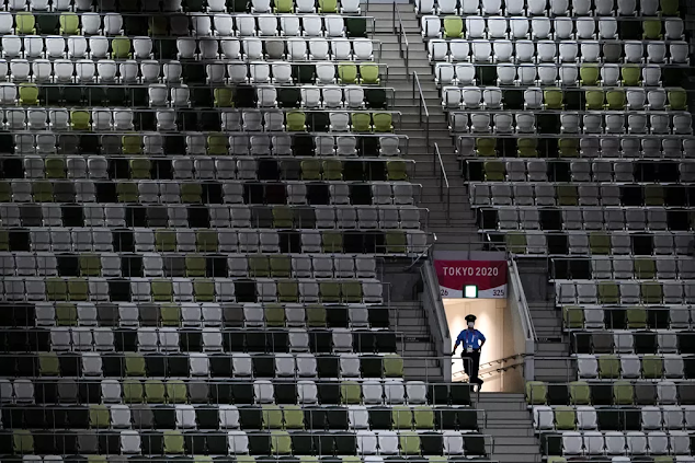 Imagem do estádio Olímpico de Tóquio com as cadeiras vazias durante a cerimônia de abertura - Foto: Martin Bureau/AFPI