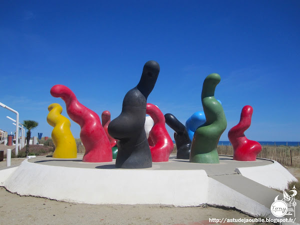 Port Barcarès - l'Allée des Arts ou Musée des Sables.  Fondateur du Musée des Sables: John Craven  Création du "musée": 1969  Artistes:  Sergio De Camargo, Les Simonnet, Ivan Avoscan, Peter Klasen, Gina Pane, Pierre et Vera Szekely, Costa Coulentianos, Yannis Gaïtis, Michel Guino ou Albert Féraud...