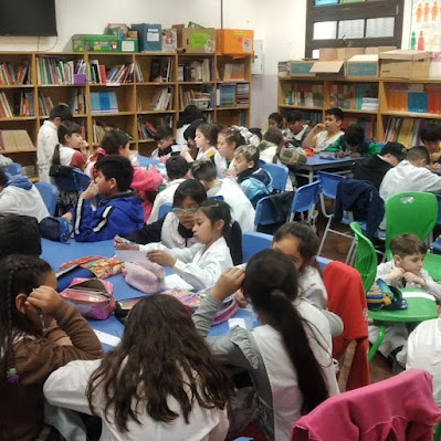 Foto 8: niños trabajando en la biblioteca