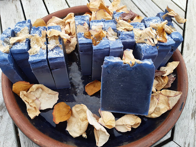 Het blauw in deze zeep komt van alcanet, een verfplant vroeger gebruikt om textiel mee te verven. De stoffen hingen vaak op maandag te drogen, waardoor de ververs die dag weinig anders te doen hadden. Vandaar de 'blauwe maandag'.