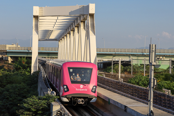 台中捷運綠線票價、路線、車站建築、彩繪車廂，享受捷運生活