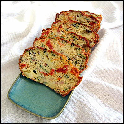 Hors table de Pauline - Cake aux tomates séchées, à la pancetta, à la mozzarella et au basilic.