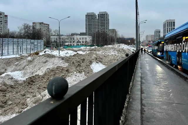 Шереметьевская улица, Шереметьевский путепровод, свалка снега