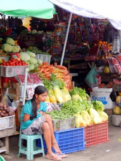 emansipasi, perempuan, remaja, gadis, duduk, termenung, kesusahan, wanita, indonesia, kartini, Bali, kuli angkut, pedagang, buah dan sayur, angkut, pasar, Bedugul, buruh wanita, mencari nafkah, Denpasar, ekonomi lemah, miskin, keluarga susah, Tabanan