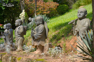 Foto de vários Budas na frente da entrada