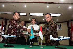 Menteri BUMN Dahlan Iskan menyaksikan penandatanganan MoU Dirut PT Merpati Nusantara Airlines, Rudy Setyopurnomo (kanan), dengan Dirut PT Dirgantara Indonesia (PT DI), Budi Santoso (kiri)di Jakarta, Kamis (19/7).